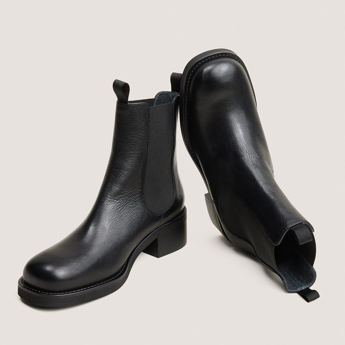 Boots Chelsea à talons et bouts ronds en cuir grainé noir | DIALO | Jonak