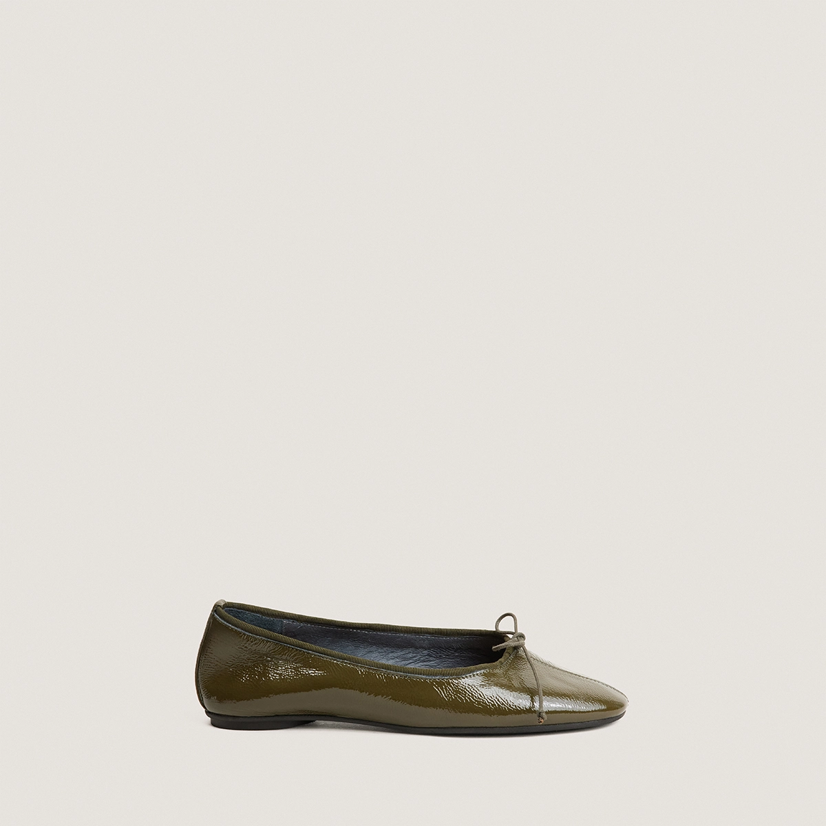 Ballerines à bouts ronds et petits lacets en vernis plissé kaki | DALLETTE | Jonak