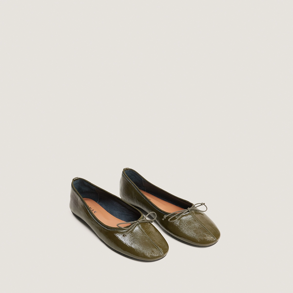 Ballerines à bouts ronds et petits lacets en vernis plissé kaki | DALLETTE | Jonak