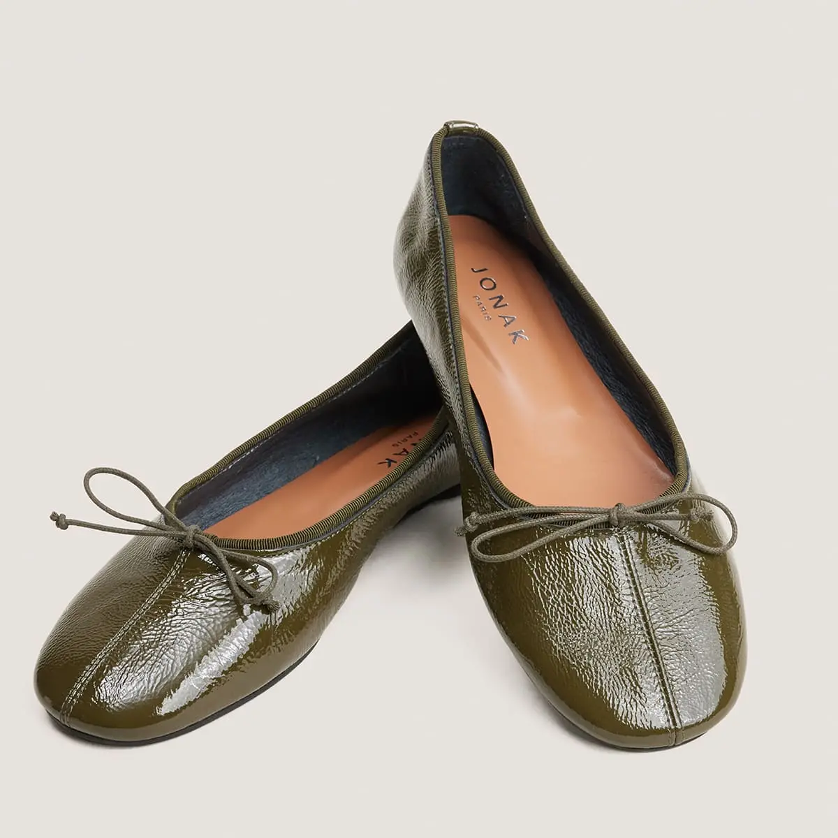 Ballerines à bouts ronds et petits lacets en vernis plissé kaki | DALLETTE | Jonak