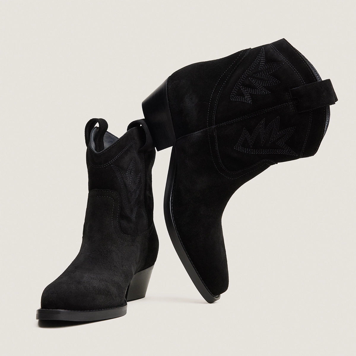 Bottines à bouts pointus en croûte noire | DELUS | Jonak
