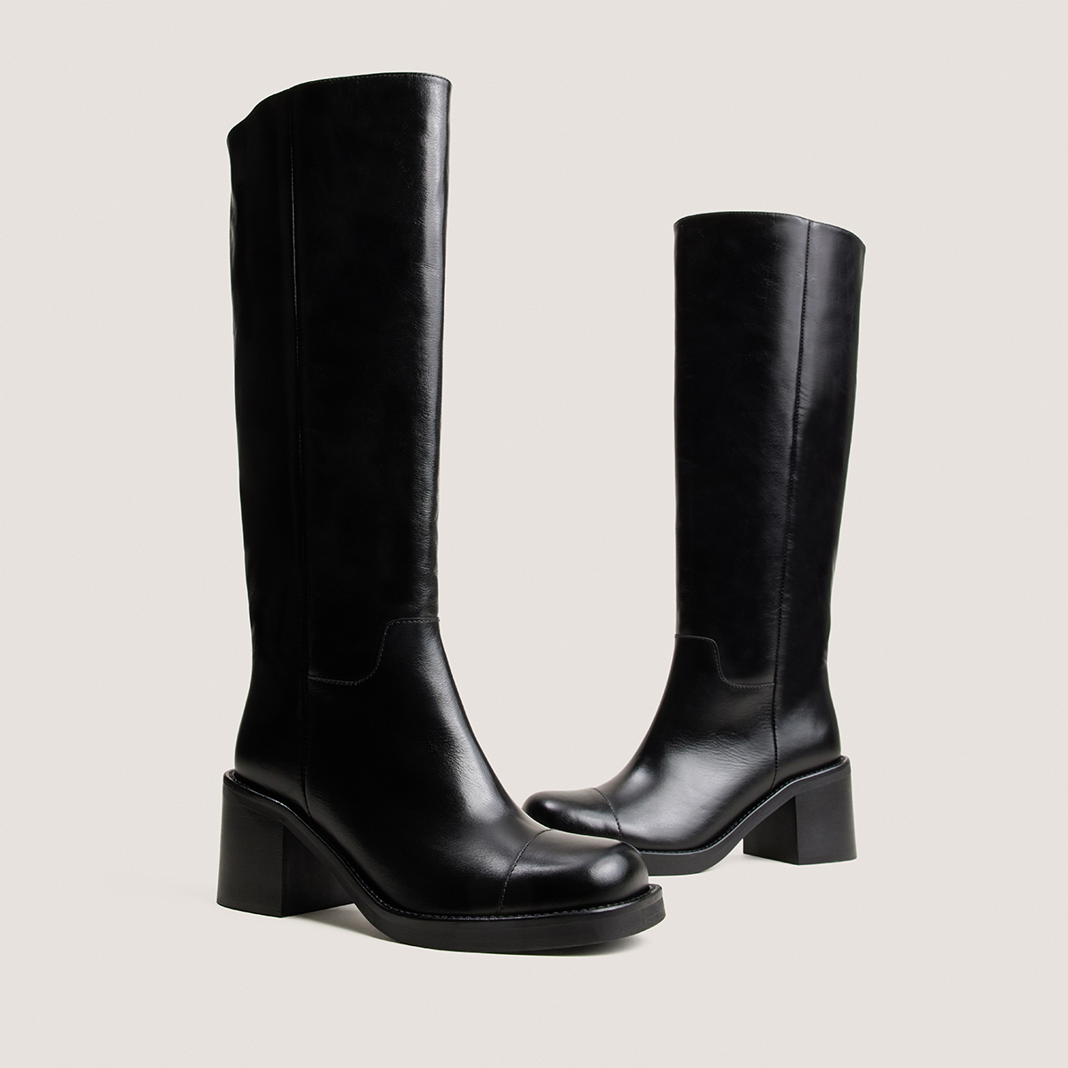 Bottes &agrave; talons et bouts ronds noir