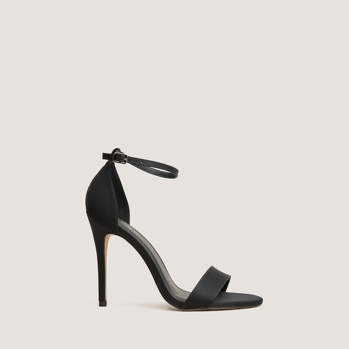 Sandales &agrave; talons hauts et bouts ronds en satin noir | FRISSON | Jonak