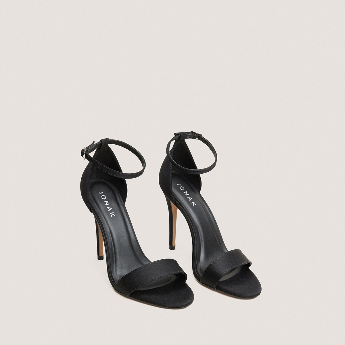 Sandales &agrave; talons hauts et bouts ronds en satin noir | FRISSON | Jonak