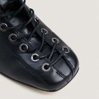 Bottine à talon noir