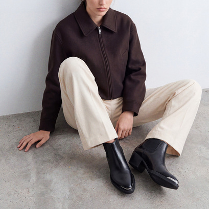 Bottines courtes &agrave; talons biseaut&eacute;s et bouts pointus en cuir noir | DELIRIO | Jonak