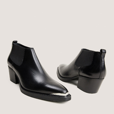 Bottines courtes &agrave; talons biseaut&eacute;s et bouts pointus noir