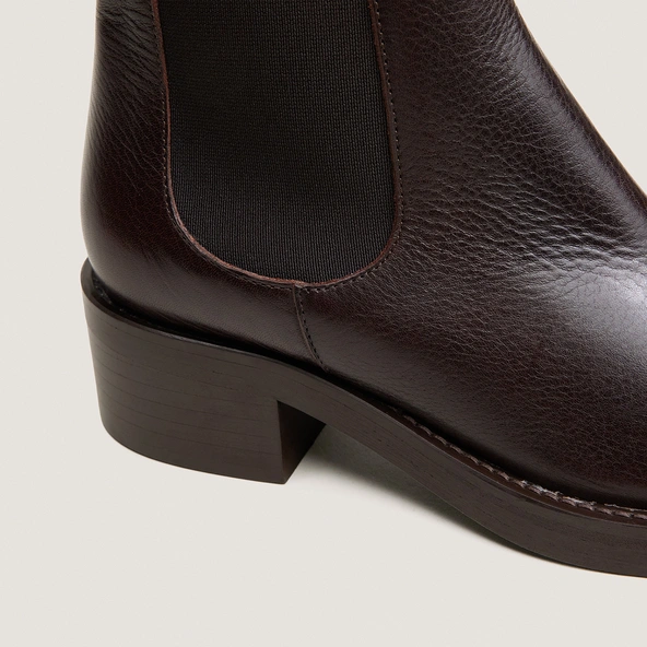 Boots Chelsea à talons et bouts ronds en cuir grainé marron foncé | DIALO | Jonak