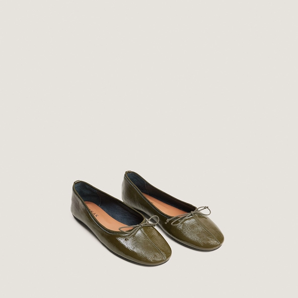 Ballerines à bouts ronds et petits lacets en vernis plissé kaki | DALLETTE | Jonak