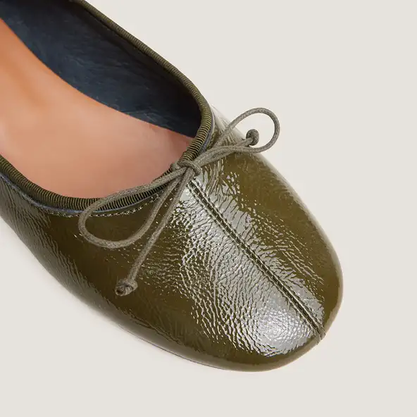Ballerines à bouts ronds et petits lacets en vernis plissé kaki | DALLETTE | Jonak