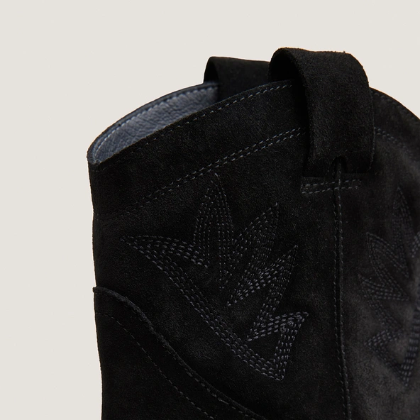 Bottines à bouts pointus en croûte noire | DELUS | Jonak