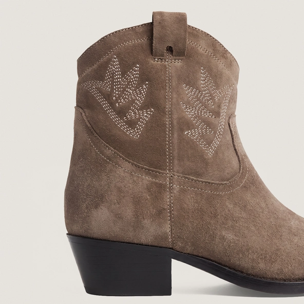 Bottines à bouts pointus en croûte taupe | DELUS | Jonak