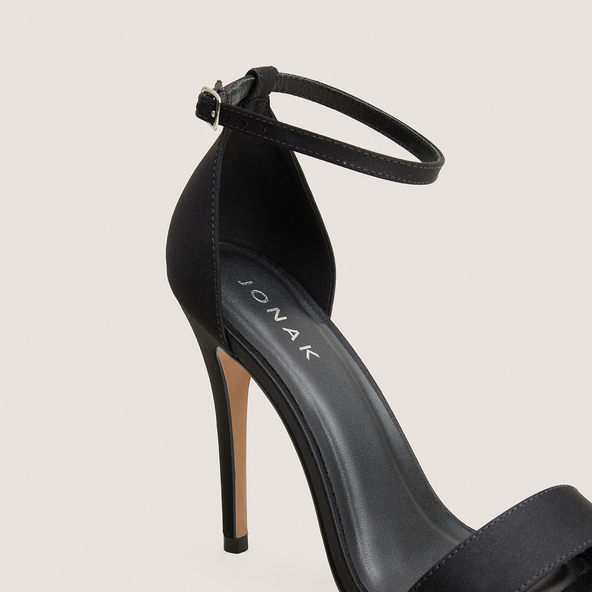 Sandales &agrave; talons hauts et bouts ronds en satin noir | FRISSON | Jonak