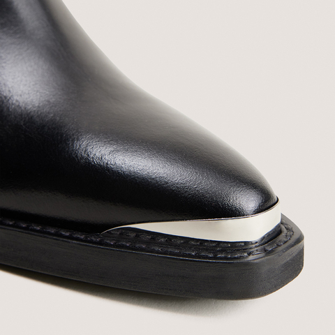 Bottines courtes &agrave; talons biseaut&eacute;s et bouts pointus noir