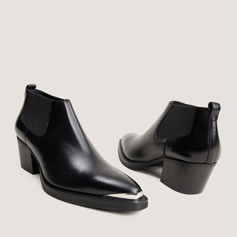 Bottines courtes &agrave; talons biseaut&eacute;s et bouts pointus noir