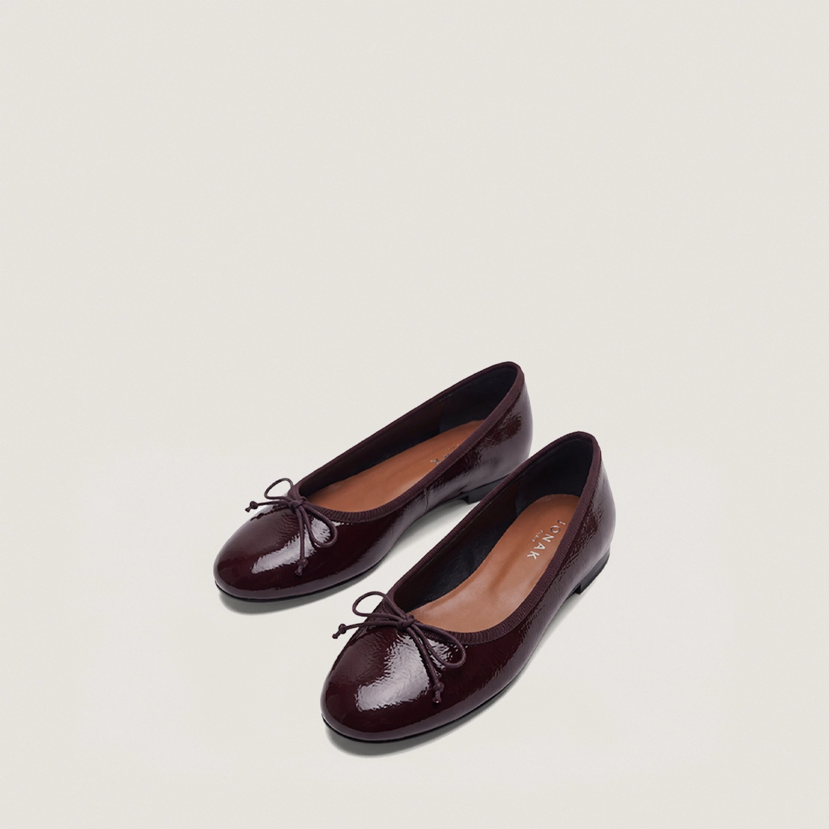 Ballerines &agrave; petits lacets en vernis pliss&eacute; bordeaux | DALLERINE | Jonak