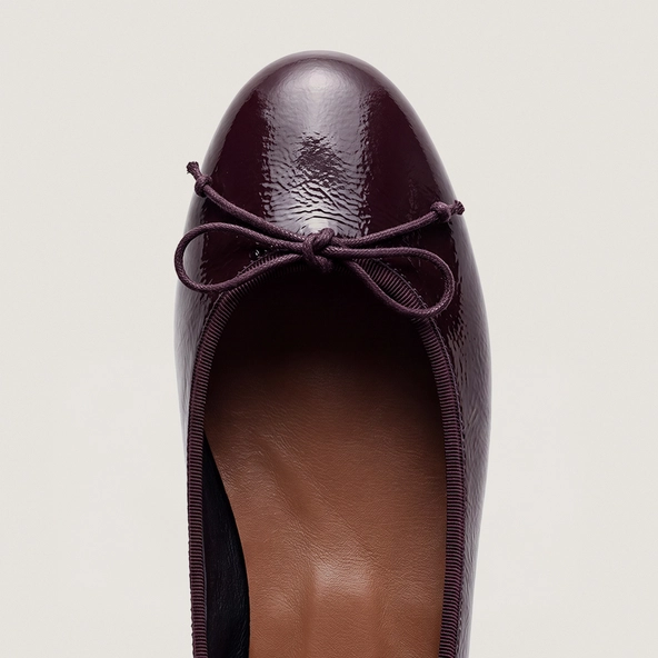 Ballerines &agrave; petits lacets en vernis pliss&eacute; bordeaux | DALLERINE | Jonak