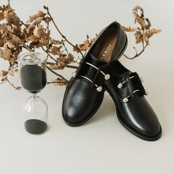 Richelieus à tiges métallisées et cabochons en cuir noir | DUTHEN | Jonak