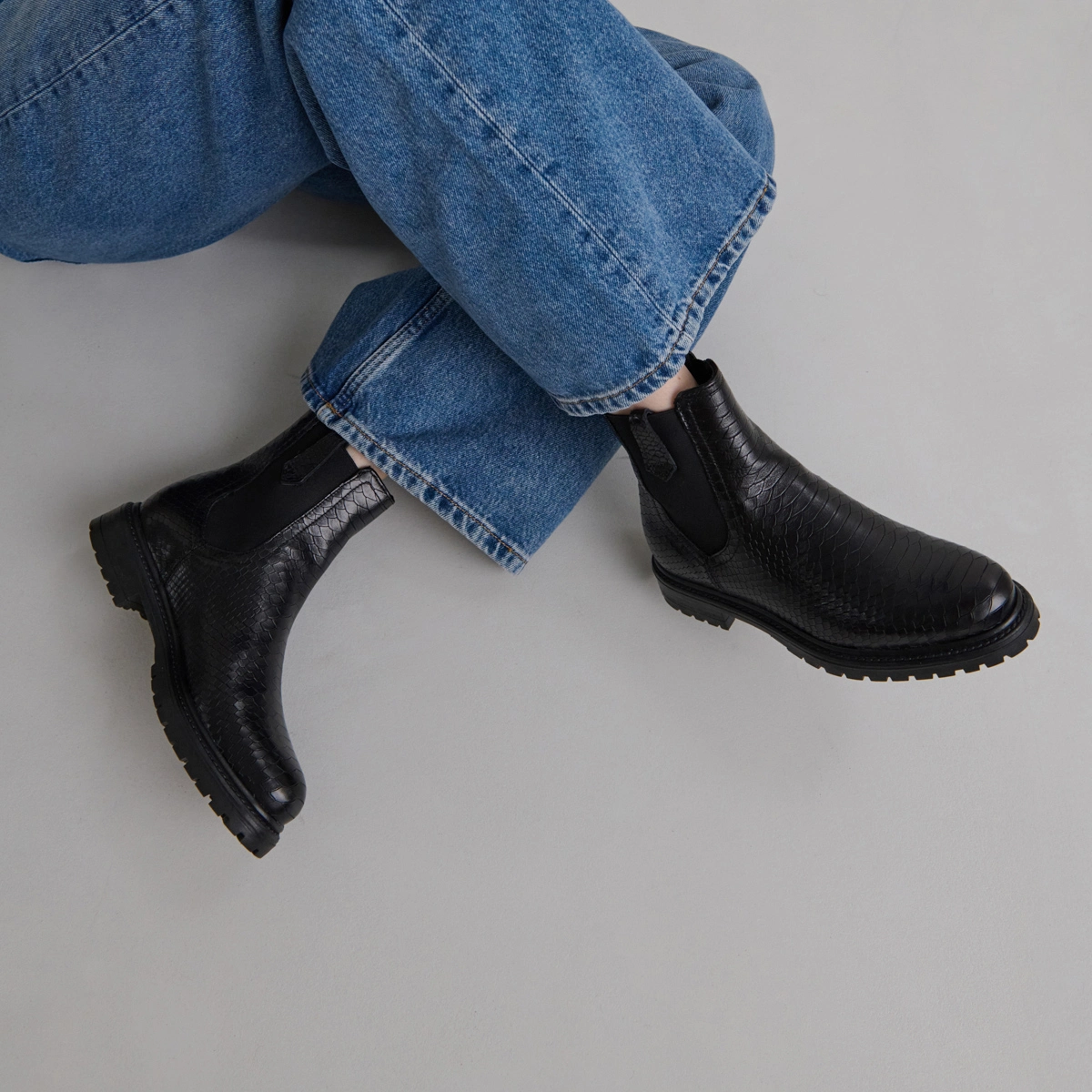 Boots à semelles crantées et élastiques en reptile noir | CANDIDE | Jonak