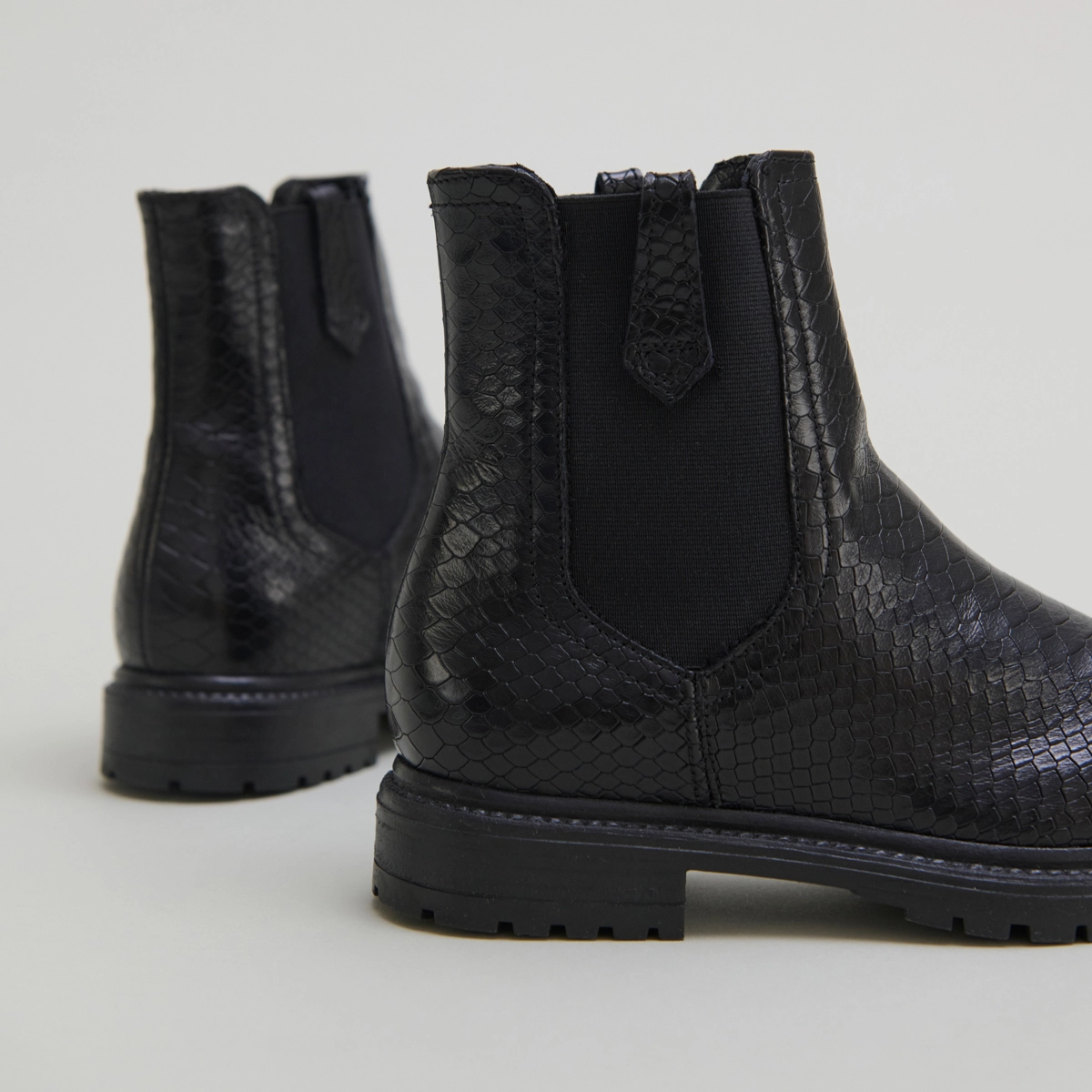 Boots à semelles crantées et élastiques en reptile noir | CANDIDE | Jonak