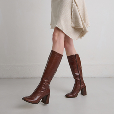 Bottes hautes &agrave; bouts carr&eacute;s marron
