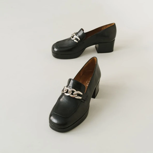 Mocassins &agrave; talon en cuir vieilli noir | VIANE | Jonak