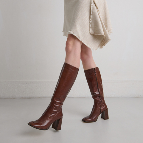 Bottes hautes &agrave; bouts carr&eacute;s marron