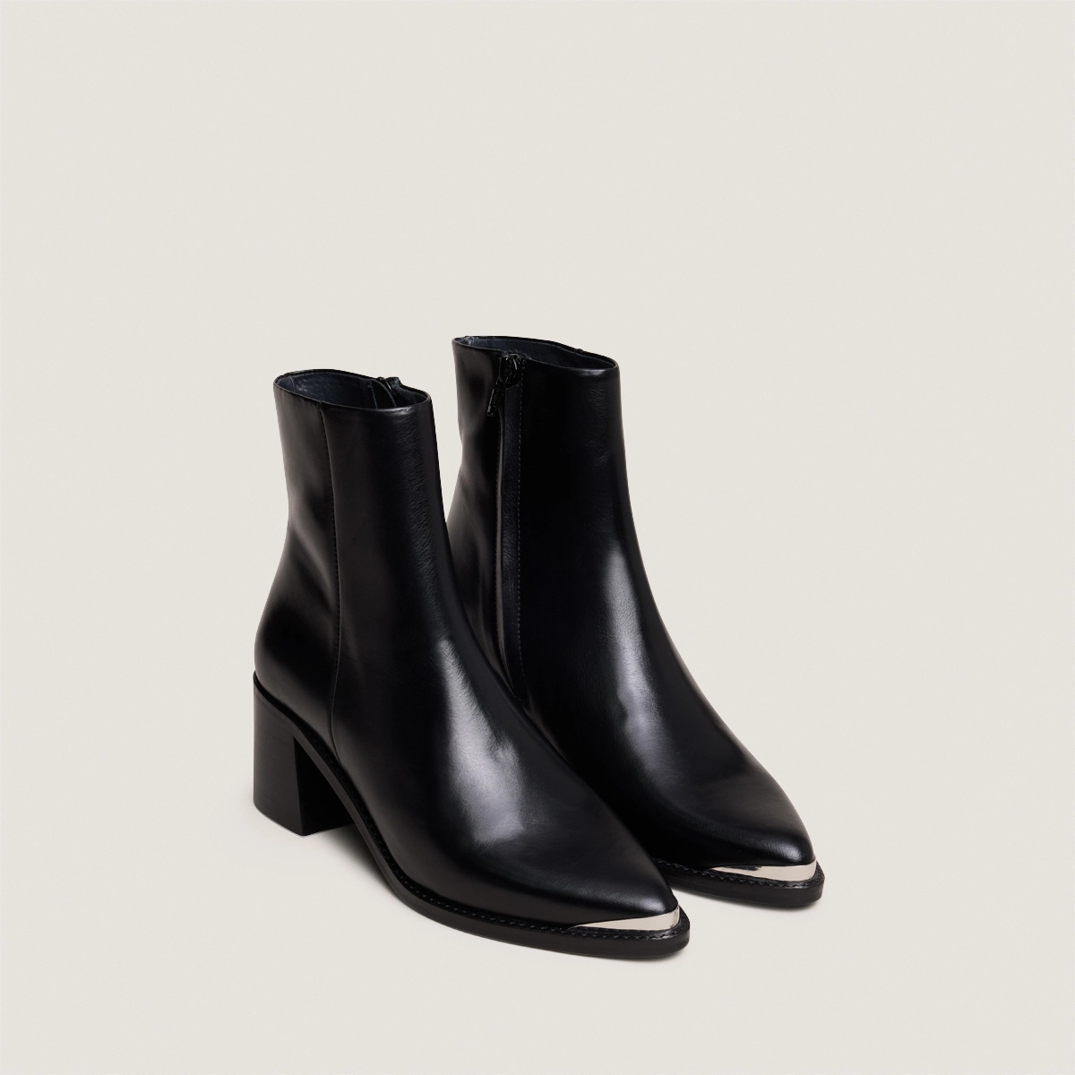 Bottines à talons et embouts argentés en cuir noir | DELO | Jonak