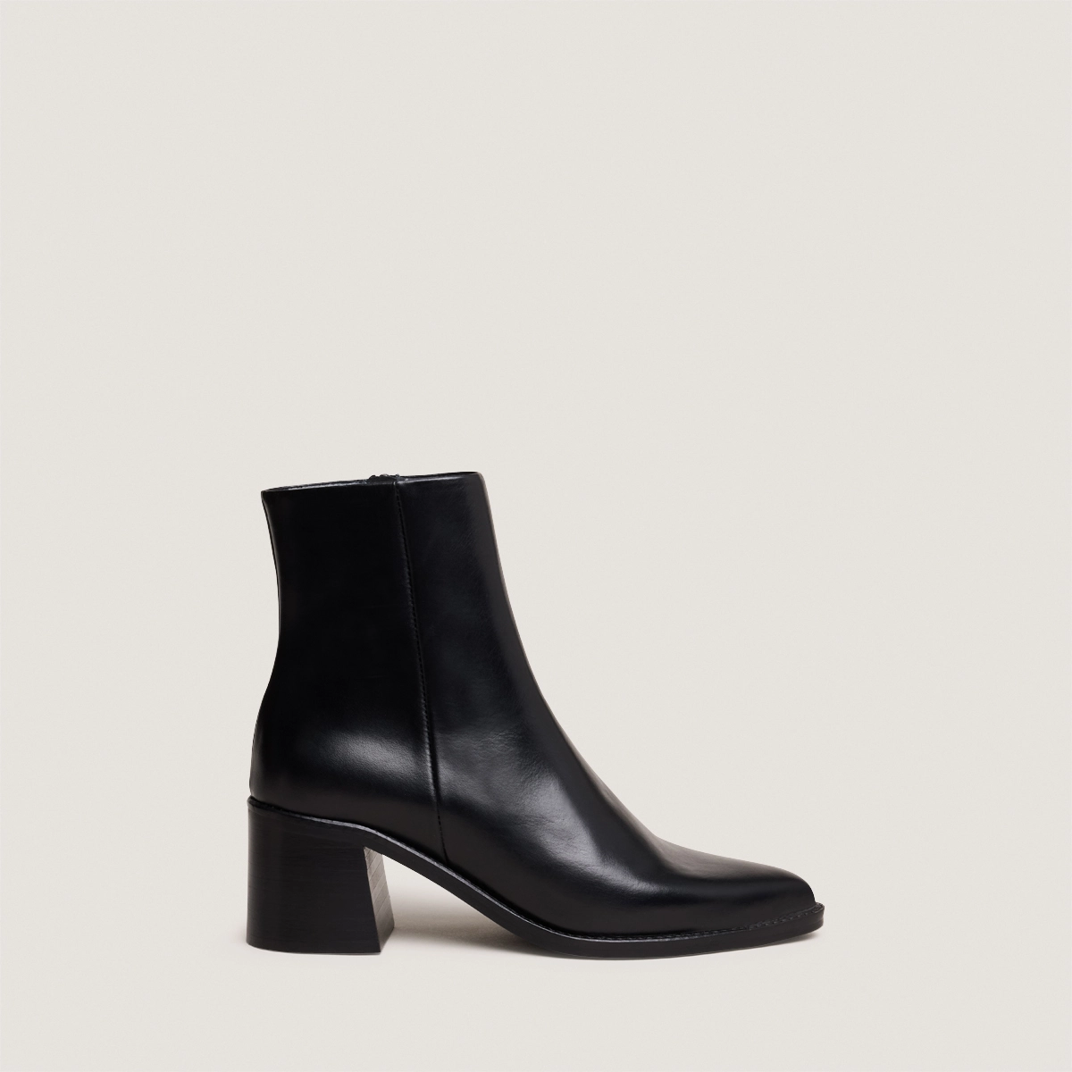 Bottines à talons et embouts argentés en cuir noir | DELO | Jonak