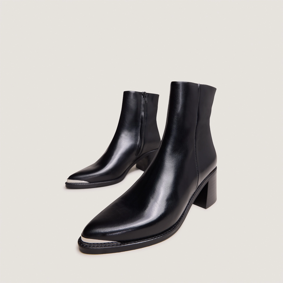 Bottines à talons et embouts argentés en cuir noir | DELO | Jonak