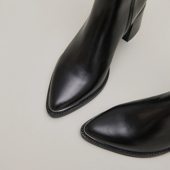 Bottines à talons et embouts argentés en cuir noir | DELO | Jonak
