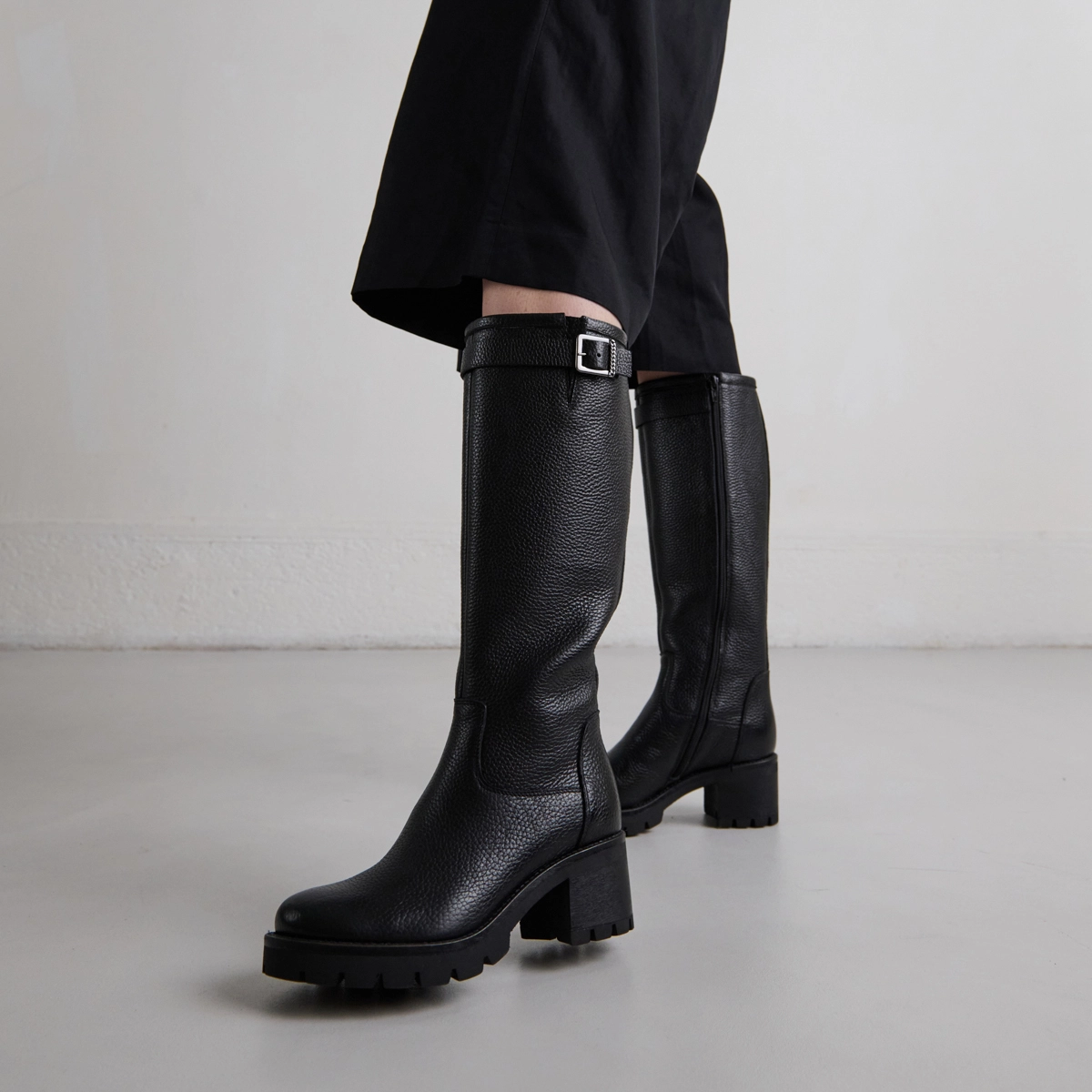 Bottes &agrave; semelles crant&eacute;es et boucles en cuir grain&eacute; noir | MIDAS | Jonak