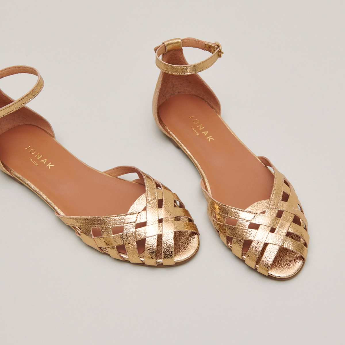 Sandales plates en cuir craquel&eacute; or | DOO | Jonak