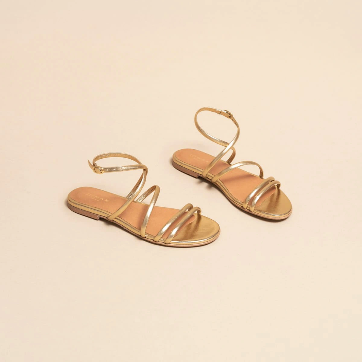 Sandales plates à brides et lanières en cuir métallisé platine | APOLLINE | Jonak