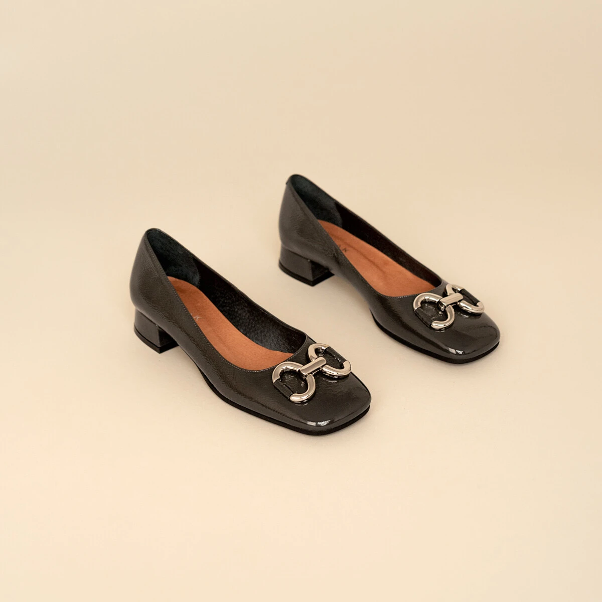 Ballerines à talons et boucles argentées en cuir vernis anthracite plissé | DOSTON | Jonak