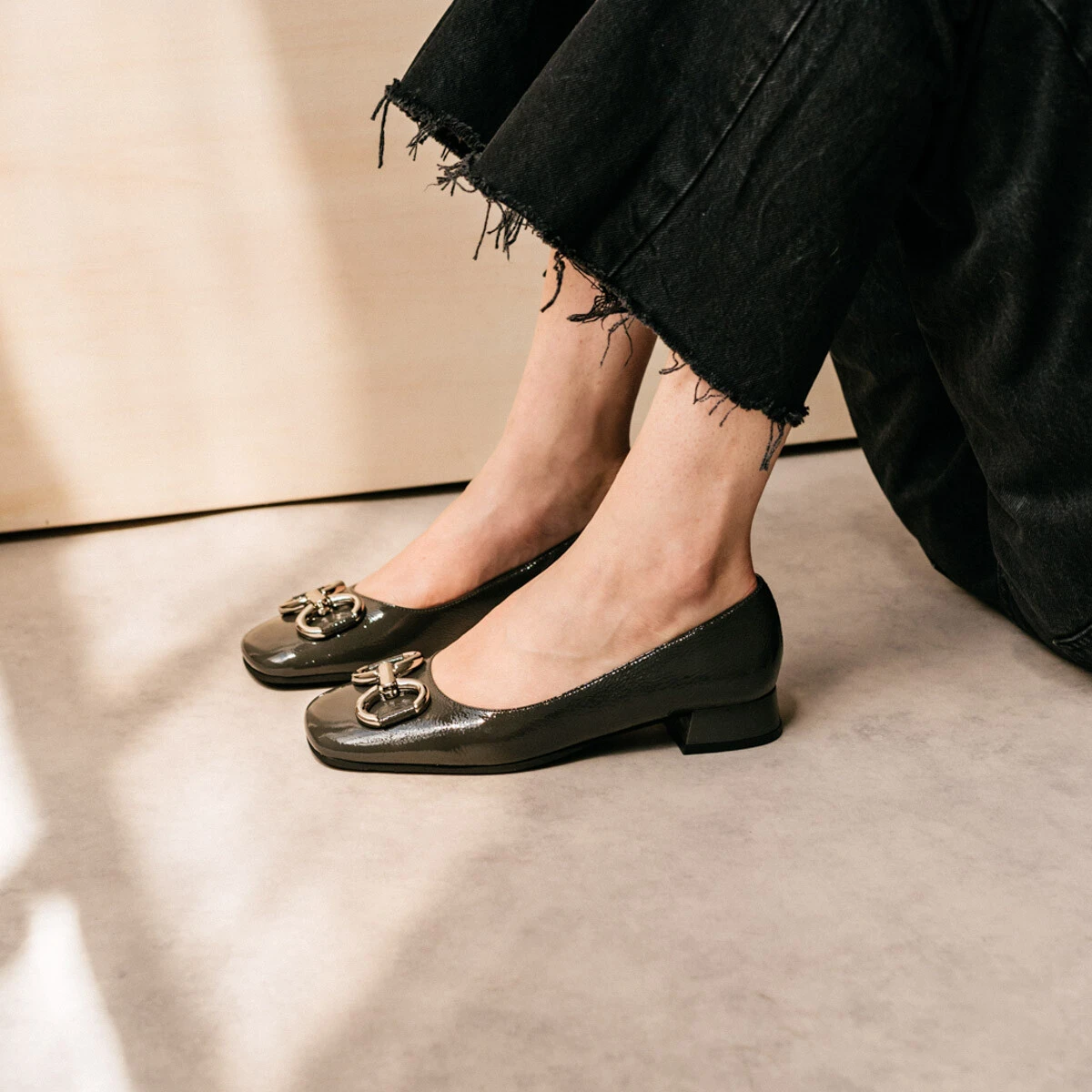 Ballerines à talons et boucles argentées en cuir vernis anthracite plissé | DOSTON | Jonak