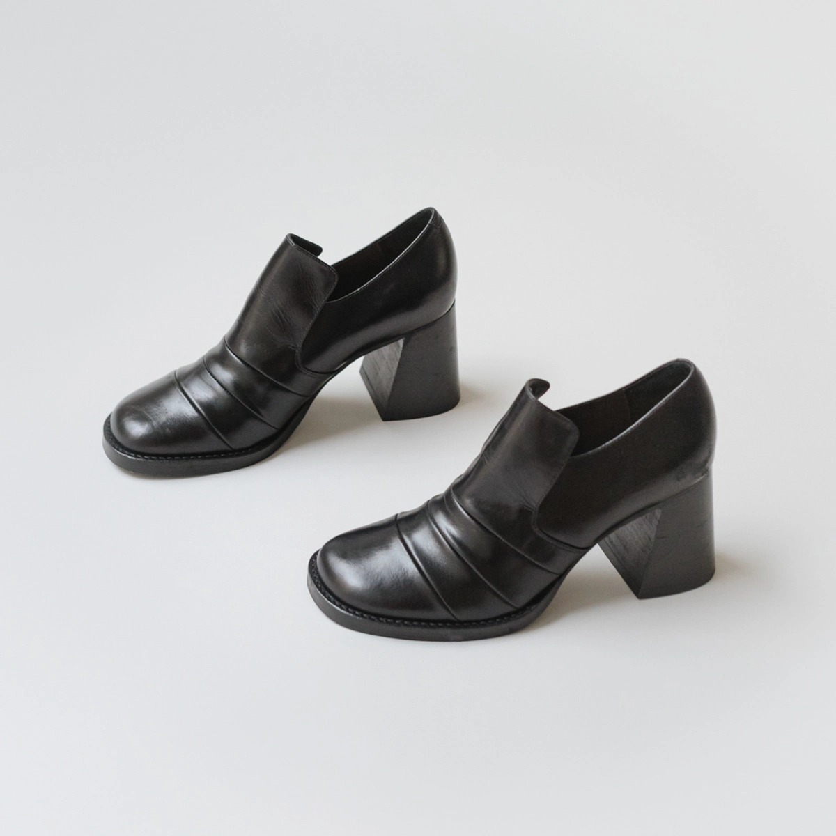 Mocassins à talons en cuir noir | DESTIN | Jonak