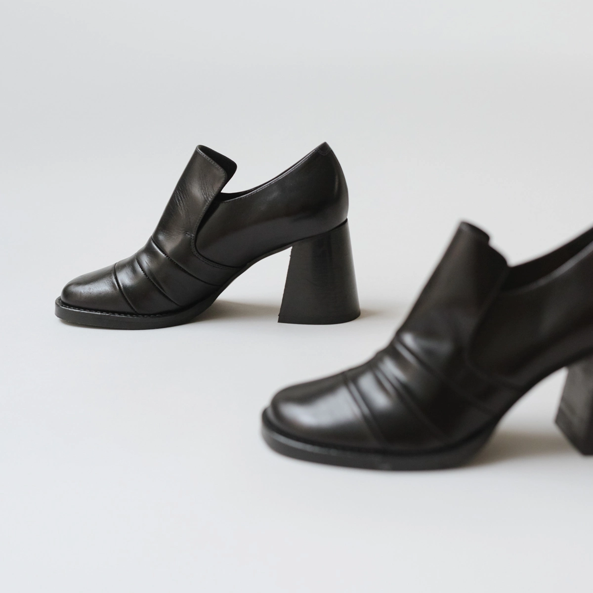 Mocassins à talons en cuir noir | DESTIN | Jonak