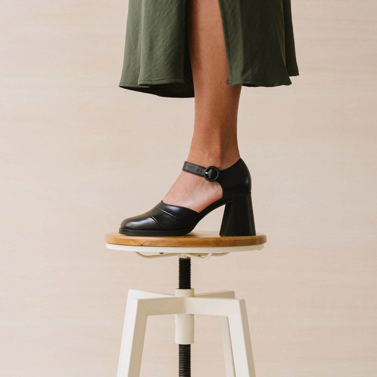 Sandales &agrave; talons et brides en cuir noir | DESTINEE | Jonak
