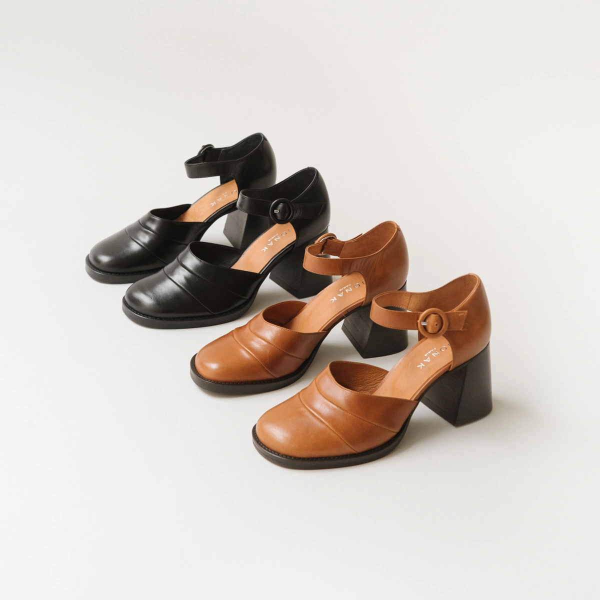 Sandales &agrave; talons et brides en cuir noir | DESTINEE | Jonak