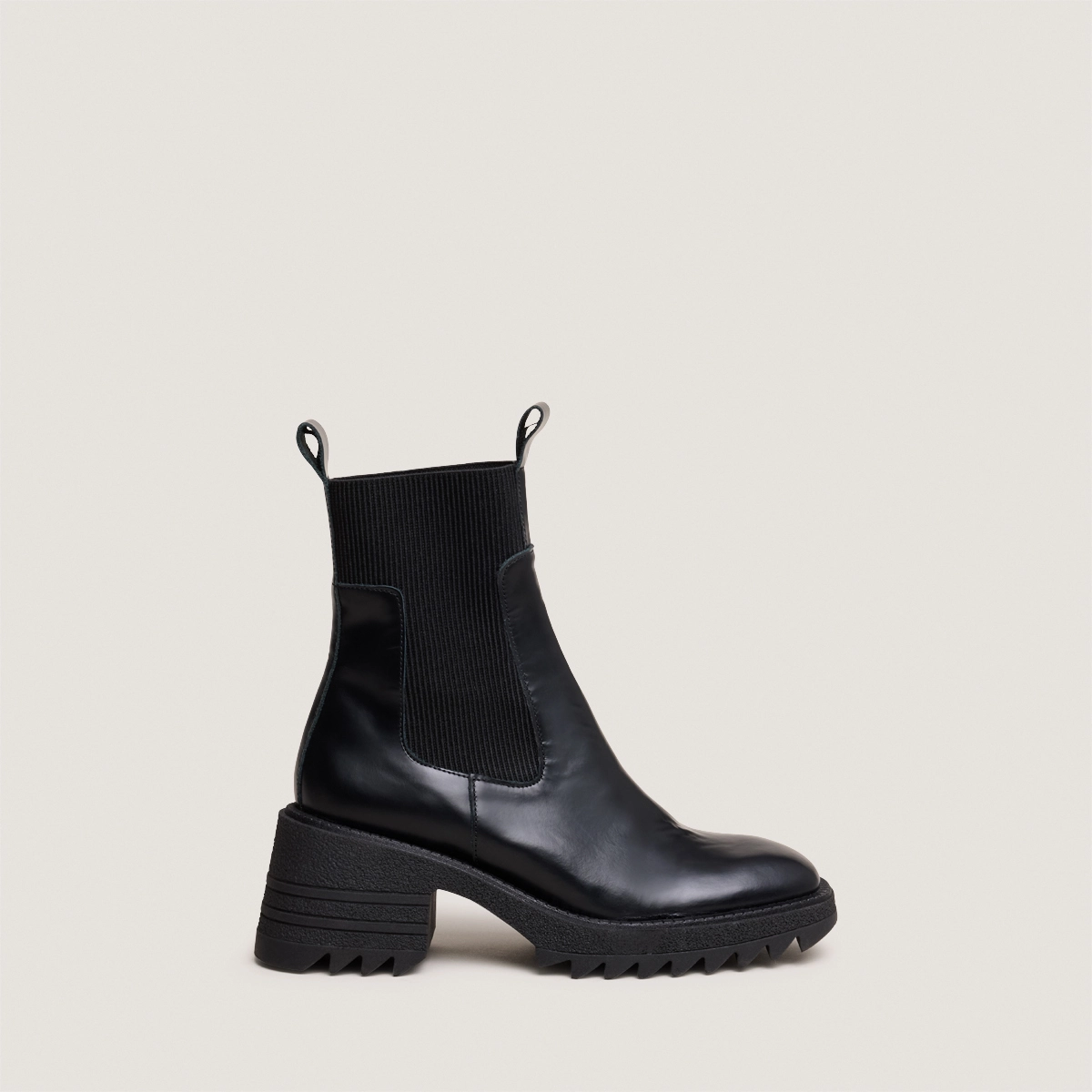 Boots &agrave; &eacute;lastiques et semelles crant&eacute;es.... en cuir glac&eacute; noir | DOVE | Jonak