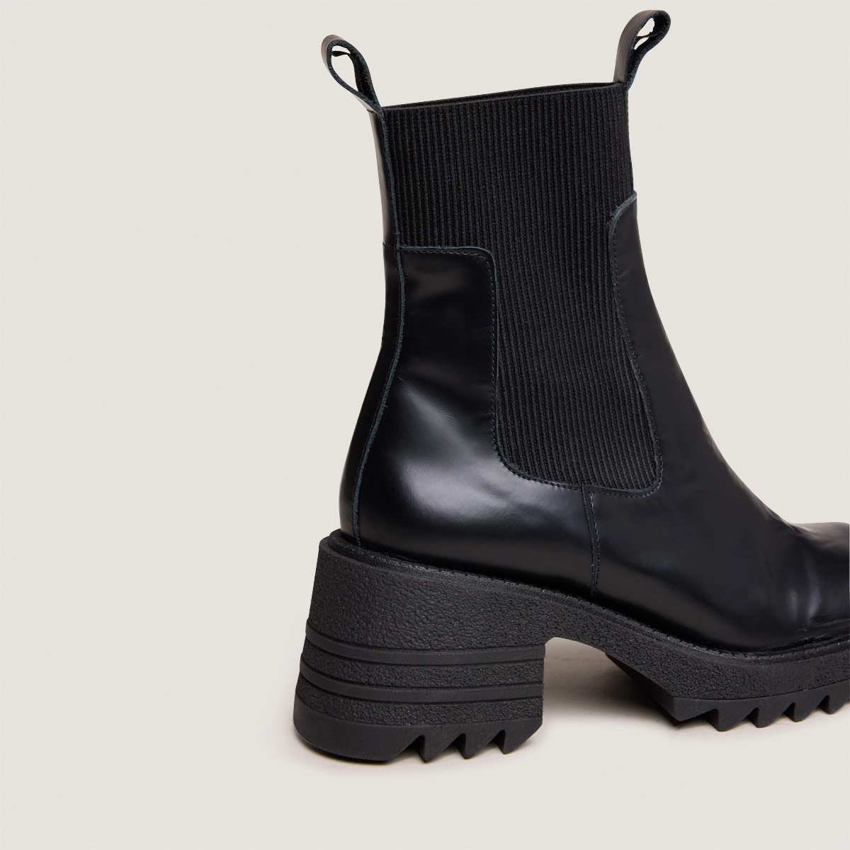 Boots &agrave; &eacute;lastiques et semelles crant&eacute;es.... en cuir glac&eacute; noir | DOVE | Jonak