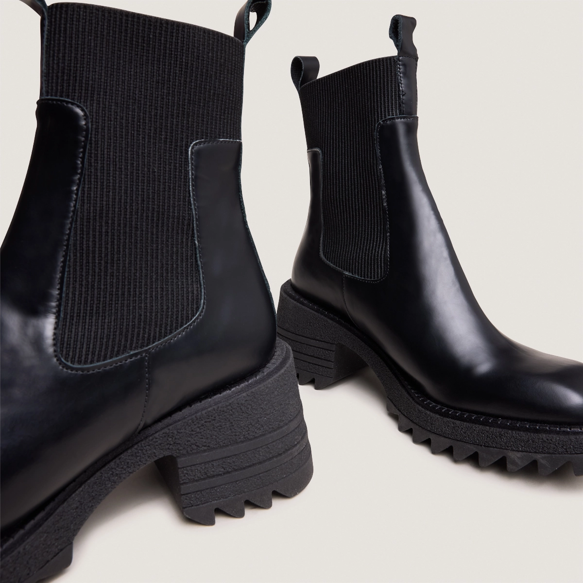 Boots &agrave; &eacute;lastiques et semelles crant&eacute;es.... en cuir glac&eacute; noir | DOVE | Jonak