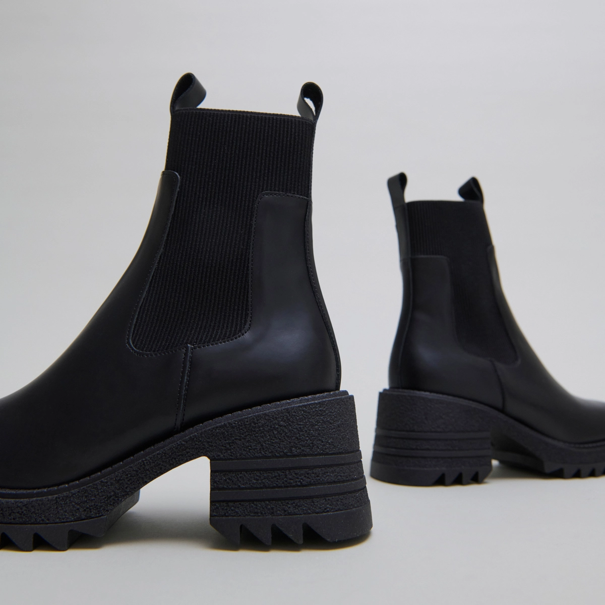 Boots &agrave; &eacute;lastiques et semelles crant&eacute;es.... en cuir glac&eacute; noir | DOVE | Jonak