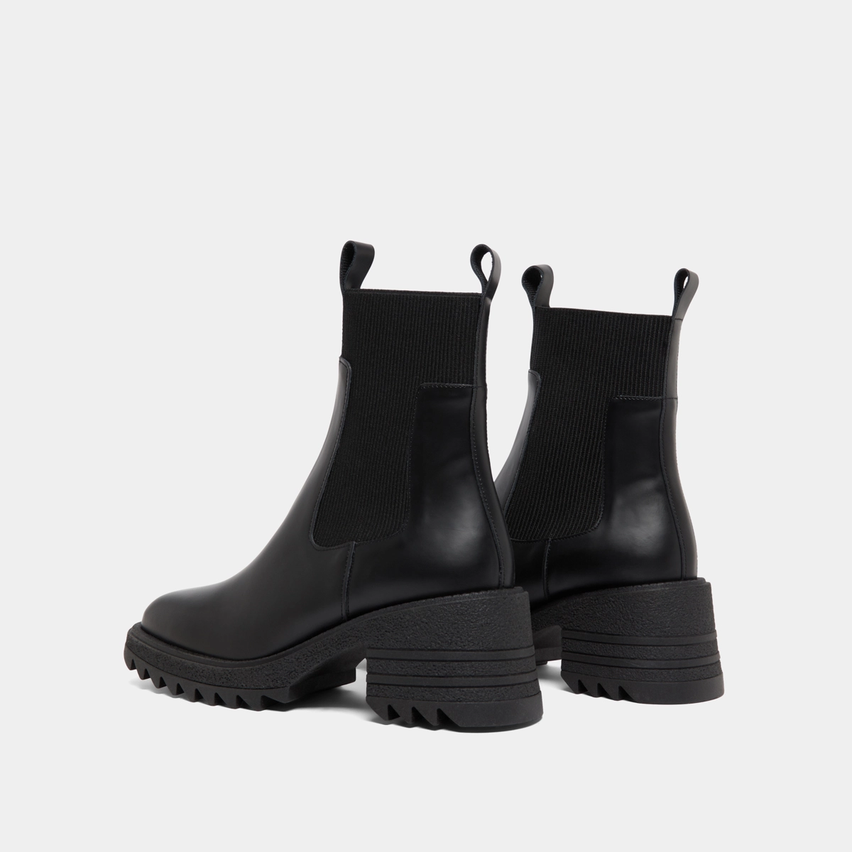 Boots &agrave; &eacute;lastiques et semelles crant&eacute;es.... en cuir glac&eacute; noir | DOVE | Jonak