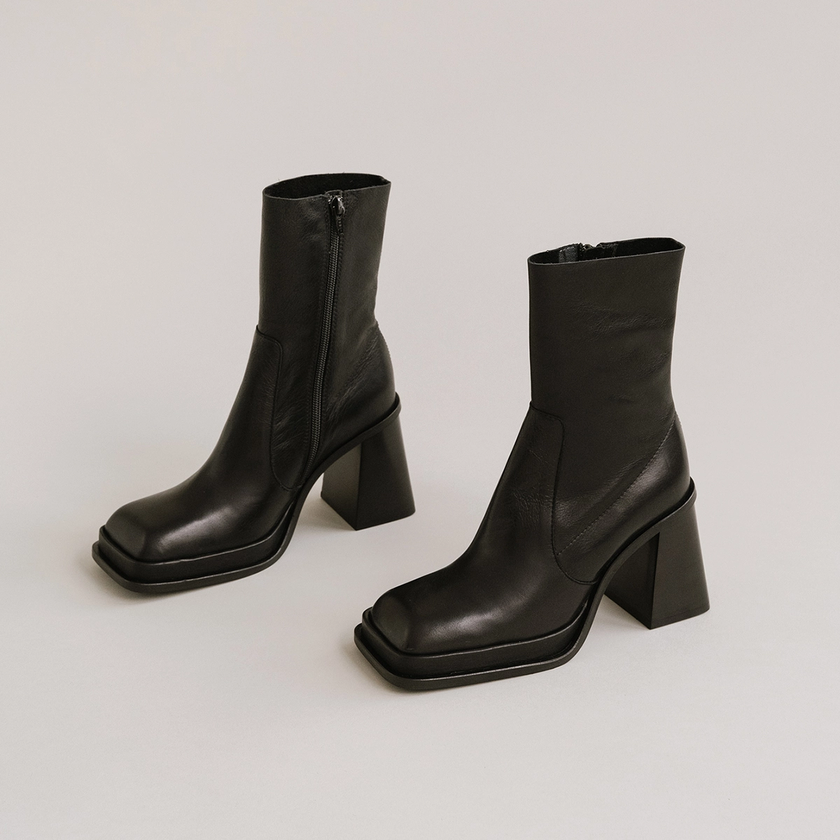 Bottines &agrave; plateformes et bouts carr&eacute;s en cuir noir | BANANA | Jonak
