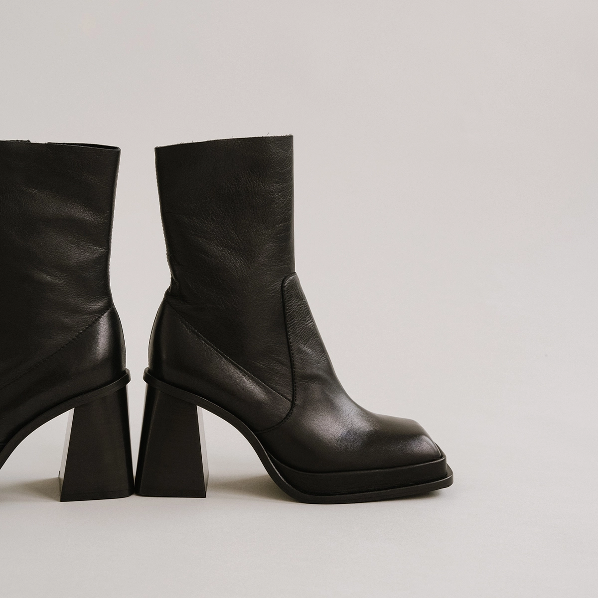 Bottines &agrave; plateformes et bouts carr&eacute;s en cuir noir | BANANA | Jonak