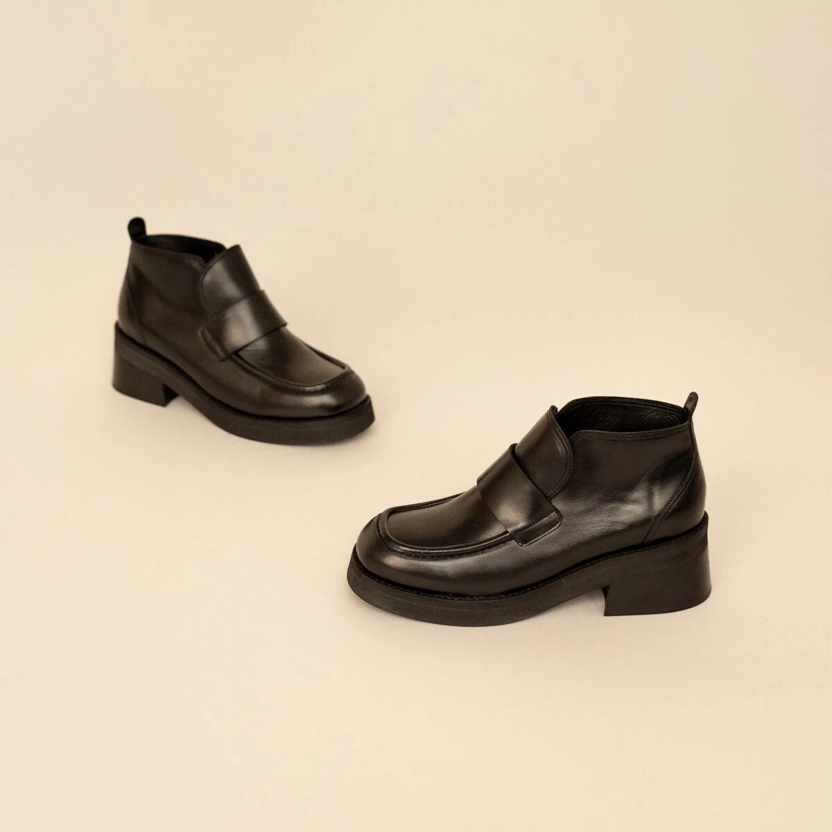Mocassins à languettes et bouts carrés en cuir noir | ABELINE | Jonak