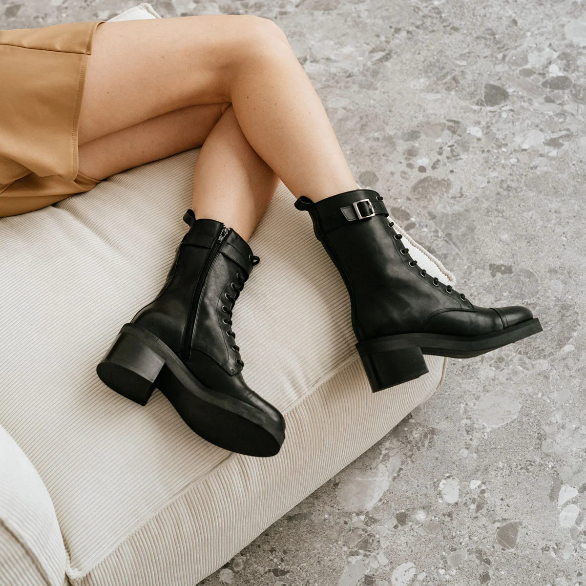 Bottines à lacets, talons et détails argentés en cuir gras noir | ACONIT | Jonak