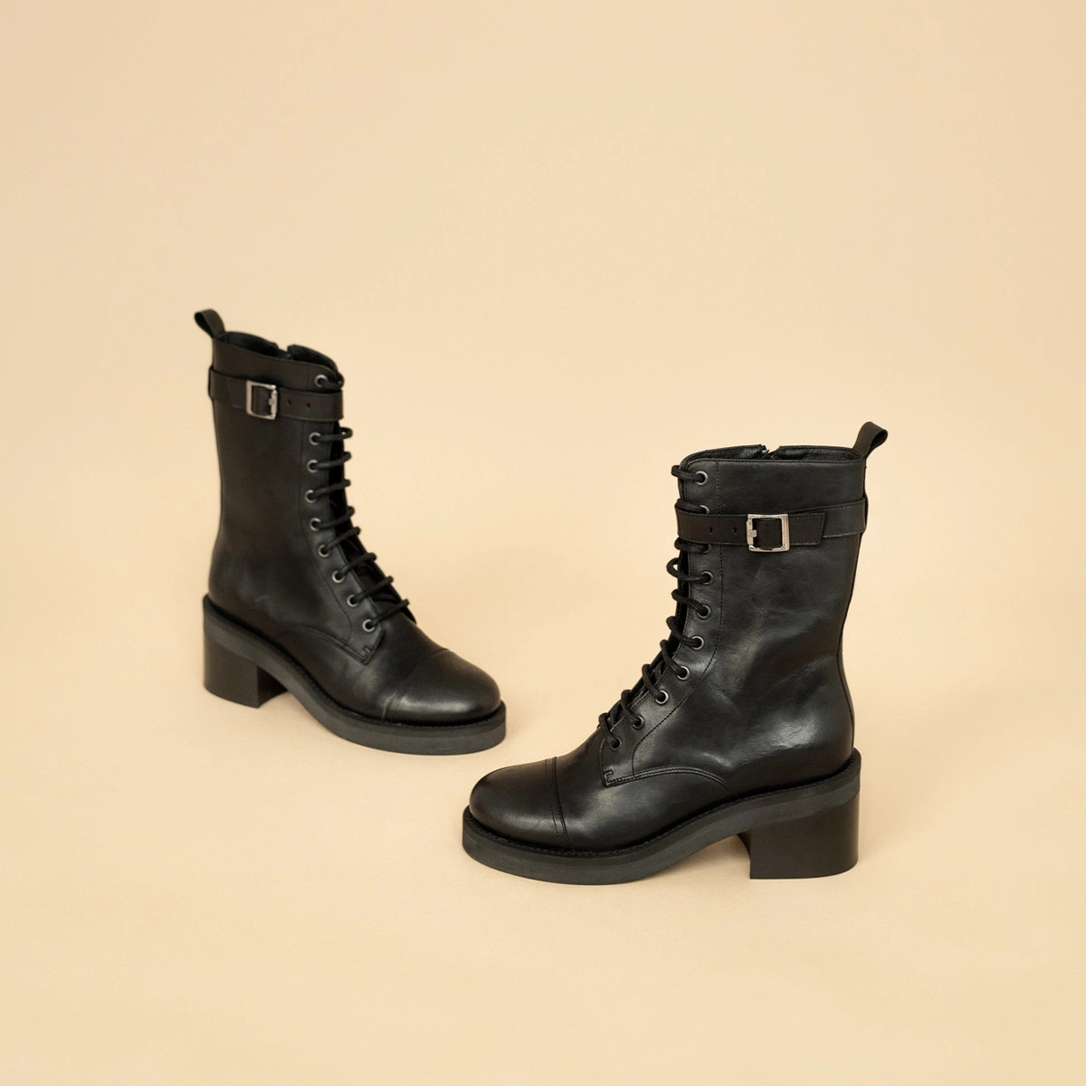 Bottines à lacets, talons et détails argentés en cuir gras noir | ACONIT | Jonak